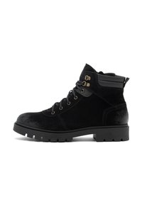 Botas negras hasta el tobillo hechas de ante y cuero, con ojales de metal, una parte superior texturizada y una suela de goma resistente con surcos.