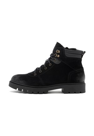 Botas negras hasta el tobillo hechas de ante y cuero, con ojales de metal, una parte superior texturizada y una suela de goma resistente con surcos.