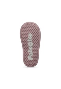 Suola di scarpa in gomma rosa con un motivo testurizzato e logo "FalcOtto" in grigio chiaro. Forma rotonda con contorni delle dita e del tallone visibili.