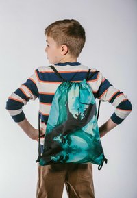 Batoh na stažení s abstraktním designem modro-zeleného draka, vyrobený z lehké látky, s černými šňůrami na zavírání a popruhy.
