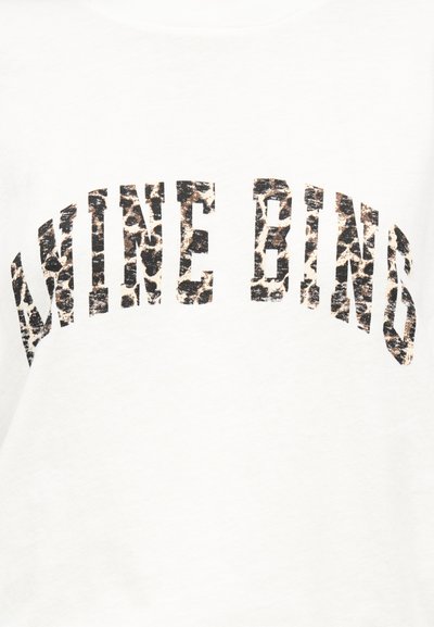 "WINE BING" nagybetűs szöveg leopárdmintás mintával, fehér háttéren.