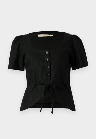 Svart linbluse med korte pufferm, firkantet hals, fem svarte knapper nedover foran, og en knytning i midjen. Teksturert stoff.