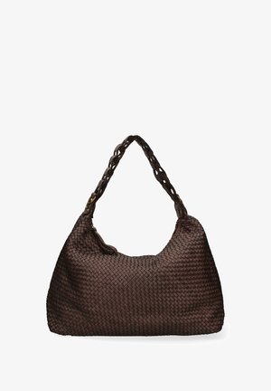 Borsa a mano intrecciata marrone con forma curvata, dotata di manico intrecciato e una sottile texture. Nessuna chiusura o pattern visibili.