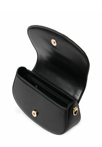 Borsa a mano in pelle nera con patta arrotondata, chiusura a scatto dorata e scomparti interni. Tessuto liscio, design minimalista.