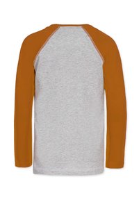 Langærmet t-shirt med grå krop og raglanærmer i orange. Har rund hals og synlig sømdetalje ved skuldersømmene.