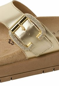 Sandalo a scivolo metallico dorato con una grande fibbia metallica testurizzata decorata con strass, dotato di una morbida soletta beige e di una suola resistente.