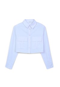 Camicia bianca tagliata con colletto, maniche lunghe e due tasche frontali. Tessuto liscio con chiusura a bottoni e design minimalista.