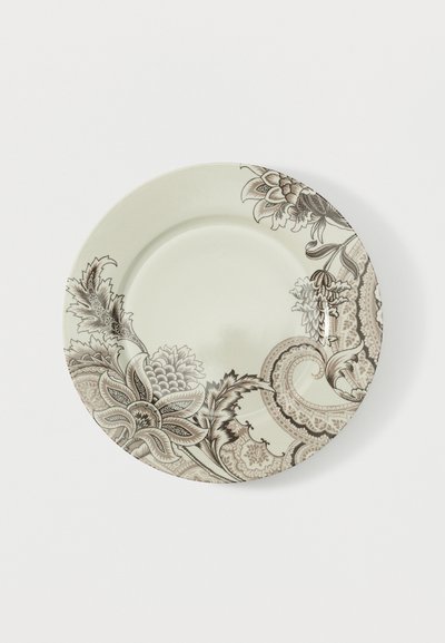 Assiette ronde en céramique avec des motifs floraux et paisley complexes beige et marron le long du bord sur un fond blanc.