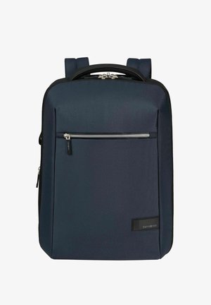 Sac à dos rectangulaire bleu marine foncé avec une poche zippée horizontale à l'avant, des bretelles rembourrées et une poignée supérieure.