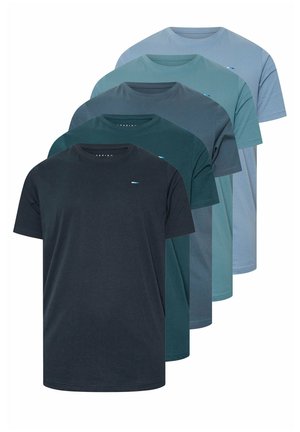Fünf kurzärmelige T-Shirts mit Rundhalsausschnitt in verschiedenen Blautönen, in einer Reihe von dunkel vorne bis hell hinten angeordnet.