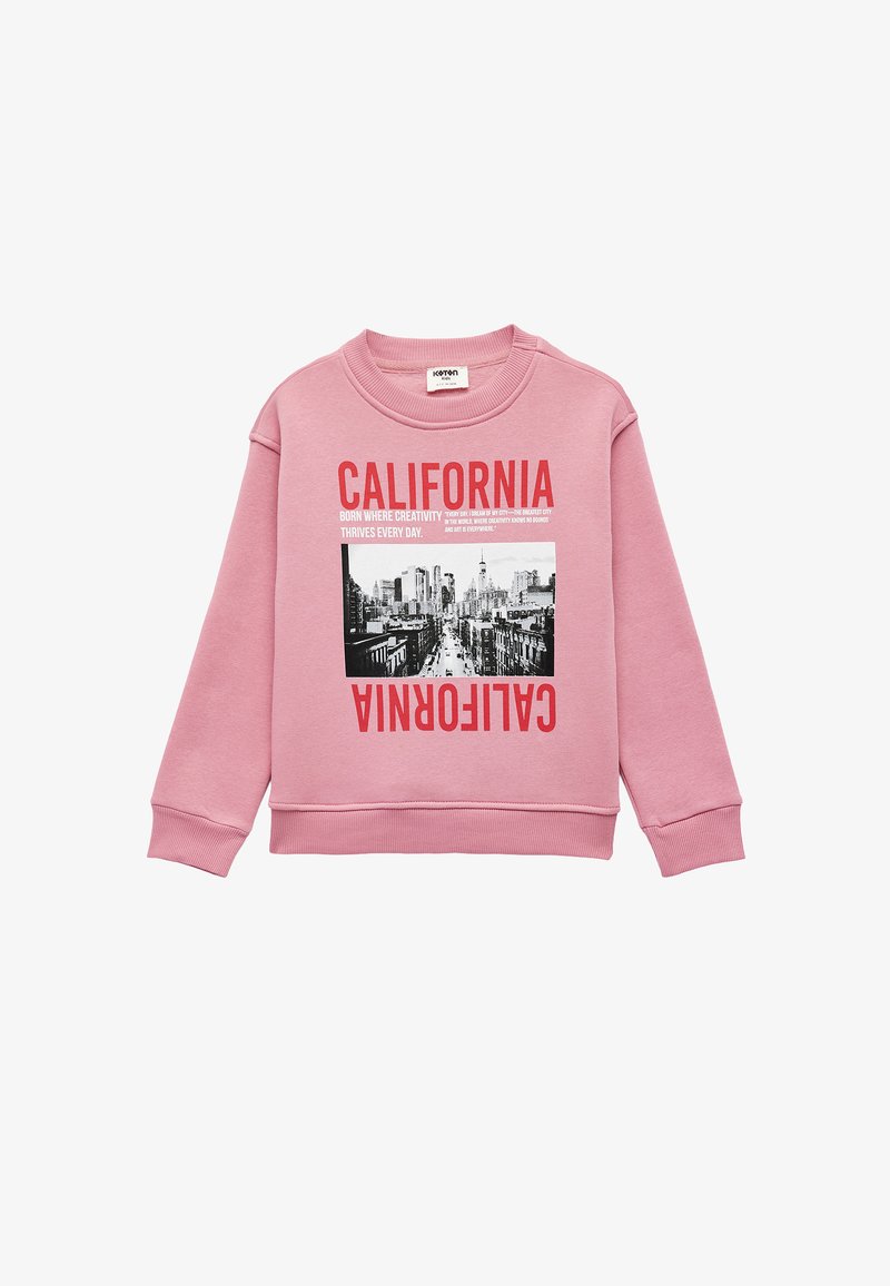 Różowy sweter z okrągłym dekoltem, długimi rękawami i ściągaczami. Posiada czarno-białą grafikę miejską oraz czerwony napis "KALIFORNIA."