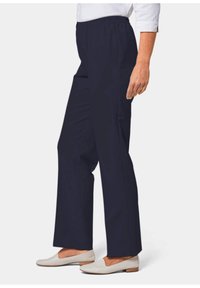 Marine broeken met een elastische tailleband, een ontspannen pasvorm en een rechte snit. Draag ze met lichtgekleurde instappers. Zachte stofstructuur.