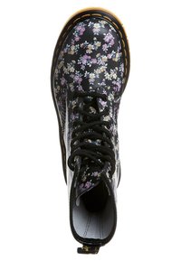 Blommig snörningankelboot med svart läderexteriör, prydd med små rosa och blå blommor, gula stygn och en texturerad gummisula.