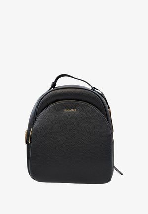 Zaino in pelle nera dalla forma arrotondata, con tasca anteriore con zip e dettaglio del logo. Presenta hardware in tono oro e una finitura testurizzata.