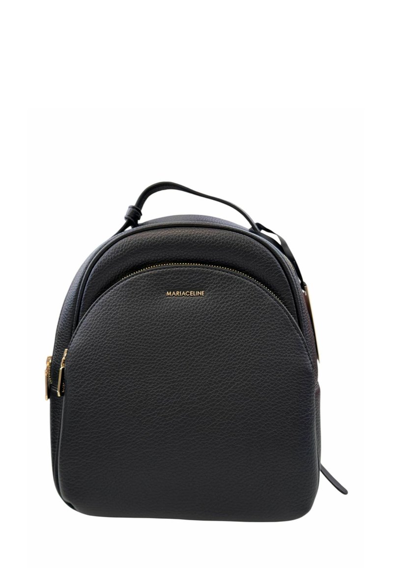 Zaino in pelle nera dalla forma arrotondata, con tasca anteriore con zip e dettaglio del logo. Presenta hardware in tono oro e una finitura testurizzata.