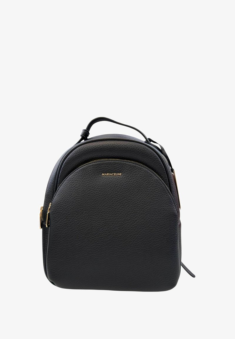 Zaino in pelle nera dalla forma arrotondata, con tasca anteriore con zip e dettaglio del logo. Presenta hardware in tono oro e una finitura testurizzata.