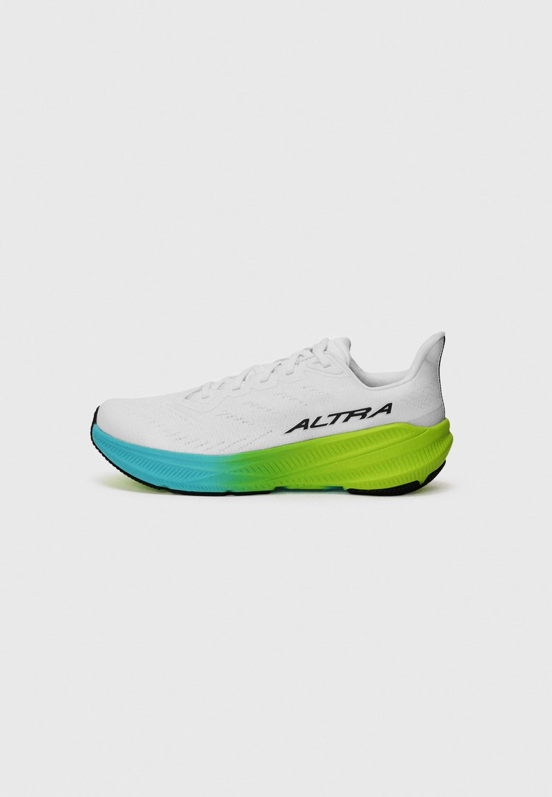 Chaussure de sport blanche avec une tige texturée, présentant une semelle dégradée passant du bleu au vert, avec des accents et un logo noirs.