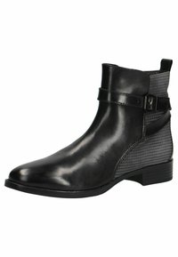 Botín negro de tobillo hecho de cuero suave con un panel texturizado gris, que presenta un detalle de correa y hebilla, y un bajo tacón cuadrado.