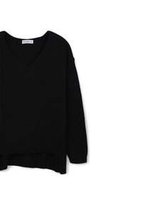 Maglione nero lavorato a maglia con scollatura a V, spalle scese, tessuto texture e orlo posteriore più lungo. Il design presenta una vestibilità ampia e polsini a coste.