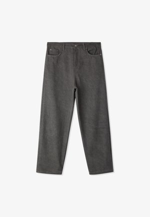 Pantaloni grigio scuro a gamba dritta con bottone e cerniera frontali, passanti per cintura e due tasche anteriori su sfondo bianco.