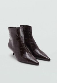 Botas de tobillo marrón oscuro con punta afilada, fabricadas en cuero sintético texturizado imitación cocodrilo, con cremallera lateral y un pequeño tacón.