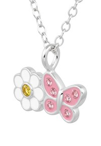 Collana in tono argento con pendente floreale raffigurante un fiore bianco e una farfalla rosa, decorata con gemme gialle e rosa.