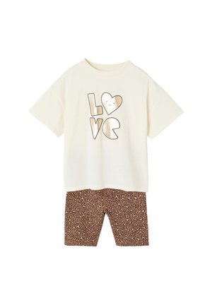 Cremefarbenes kurzärmeliges Hemd mit metallischem goldfarbenem "LOVE"-Schriftzug und Herz, kombiniert mit braunen Shorts mit Leopardenmuster.