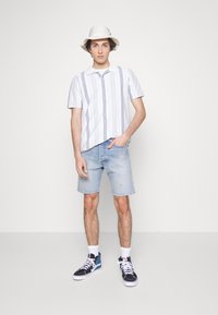 Levi's® 501® ORIGINAL - DENIM SHORT - Calções de ganga - z1352 medium indigo worn in