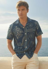 Reiss REGULAR FIT - KALID CHÉ PRINTED CUBAN COLLAR - Marškiniai - navy white
