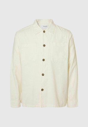 Lichtkleurig cream shirtjacket van zachte stof, met een knoopsluiting aan de voorkant, twee borstzakken en bruine knopen. Soepele textuur met een casual ontwerp.