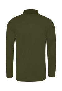 Olivegrünes Langarm-Polohemd mit geripptem Kragen, das auf der Rückseite des Kragens dezenten Text "KARL LAGERFELD" aufweist.