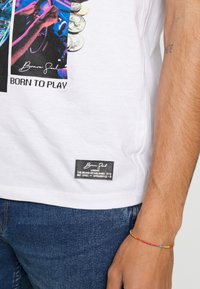 Brave Soul T-shirt estampada - optic white/multicolour