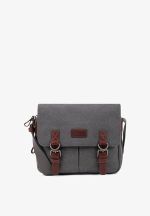 Sac messager en toile grise avec des sangles en cuir marron à boucle et une bandoulière ajustable, fermeture par rabat avant, forme rectangulaire.