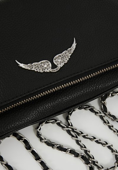 Borsa a mano in pelle nera con un emblema argentato a forma di ala, chiusura a zip e tracolle in metallo con superficie testurizzata.