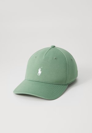 Casquette de baseball en coton vert avec une visière courbée, comportant un logo brodé blanc à l'avant et six trous de ventilation.