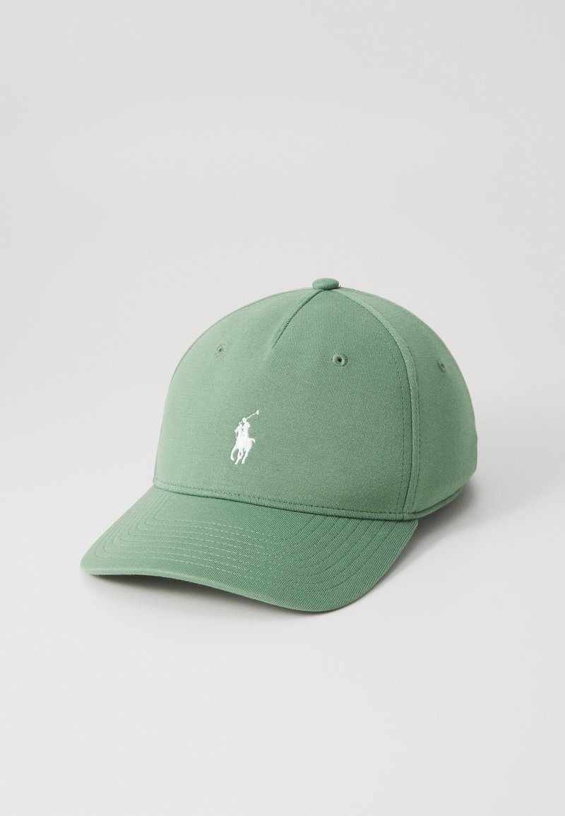 Grønn bomull baseballcaps med bøyd skjerm, med en hvit brodert logo på forsiden og seks ventilasjonsåpninger.