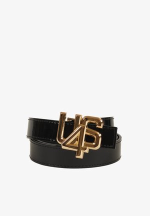 Cinturón de charol negro con hebilla dorada brillante con el logo "U4S", diseñado con dos capas y una textura suave.