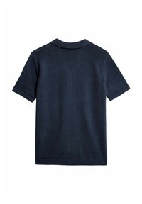 Polo de manga corta azul marino en textura de punto con cuello plano, puños acanalados y dobladillo recto. Diseño simple y limpio.