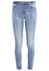 Jeans ajustados de denim azul claro con un acabado desgastado, que cuentan con un cierre de botón, cinco bolsillos y detalles de costura visibles.