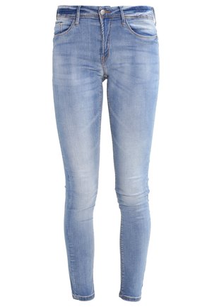 Jean skinny en denim bleu clair avec un effet délavé, comportant un bouton de fermeture, cinq poches et des détails de couture visibles.