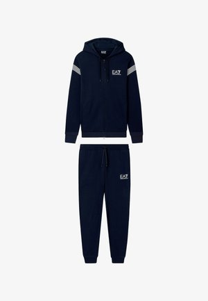 Sudadera con capucha azul marino con cremallera, cordón en la capucha, bolsillos delanteros y detalles de rayas blancas. Pantalones jogger a juego con cintura elástica y logo.