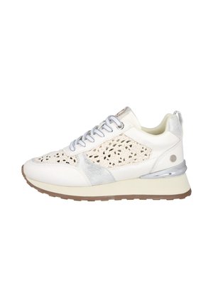 Zapatilla blanca con paneles laterales de ganchillo beige, detalles plateados, cordones delanteros, suela acolchada y suela exterior de goma marrón, vista desde el lateral exterior.