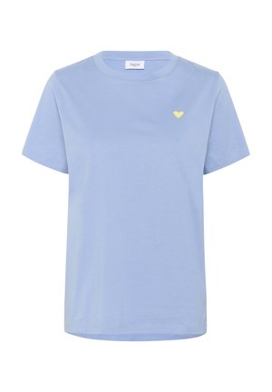 T-shirt en coton bleu clair avec un col rond et des manches courtes. Présente une petite broderie en forme de cœur jaune sur la poitrine gauche.