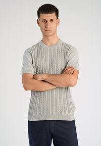 Ανοιχτό γκρι πουλόβερ με κοντά μανίκια και υφή πλεξίματος με ριγέ πλέξη, διαθέτει λαιμόκοψη τύπου crew και ίσια ραφή στο τελείωμα.