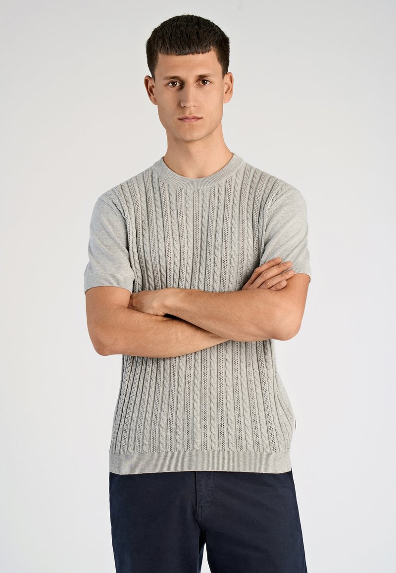 Ανοιχτό γκρι πουλόβερ με κοντά μανίκια και υφ ή πλεξίματος με ριγέ πλέξη, διαθέτει λαιμόκοψη τύπου crew και ίσια ραφή στο τελείωμα.