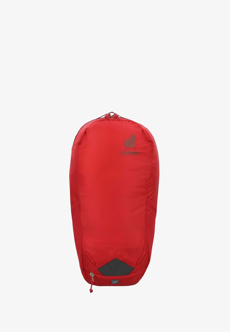 Roter Rucksack aus Nylon, mit stromlinienförmiger Form, strukturierten Oberflächen, schwarzen Akzenten am Boden und einem Reißverschluss oben.