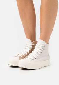 Converse CHUCK TAYLOR ALL STAR LIFT - Sapatilhas de cano alto - hemp/desert sand/egret