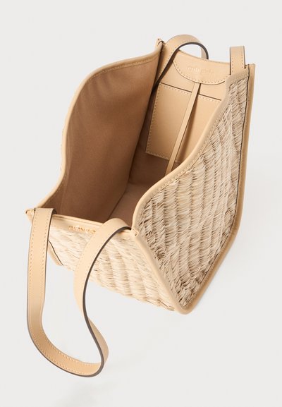Borsa in paglia intrecciata con accenti in finta pelle color testa di moro, design aperto, fodera morbida e forma rettangolare. Include un portatarga interno.