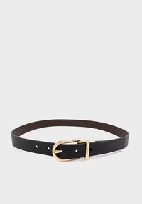 Zwarte synthetische riem met een gestructureerd oppervlak, met een goudkleurige metalen gespsluiting en meerdere gaatjes voor aanpassing. Plat ontwerp zonder versieringen.