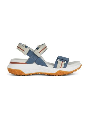 Sandales de sport ouvertes bleu et beige avec des sangles ajustables, semelle blanche rembourrée et semelle extérieure orange texturée pour l'adhérence.
